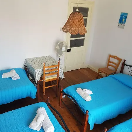 Trianon - Old Town Hostal *