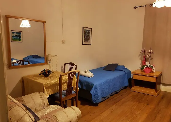 Trianon - Old Town Hostal *